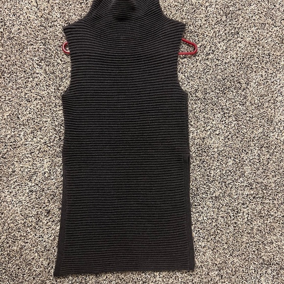 Wilfred Durandal Sleeveless Sweater - Picture 1 of 4